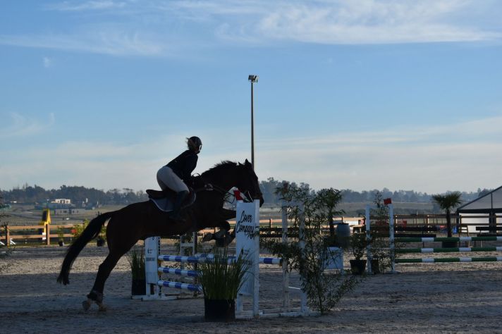 La joven Lucía Kuster logra primeros premios en competencias de salto.